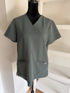 Figs Women's Casma 3 pocket Scrub Top in Bonsai green. Kade cargo pant set